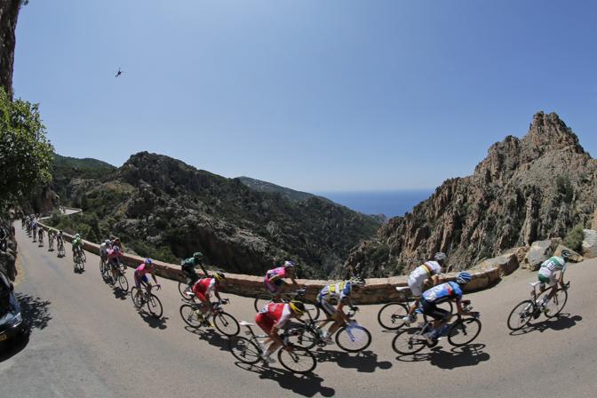 Per l'ultimo giorno il gruppo pedala sulle strade della Corsica. Ap